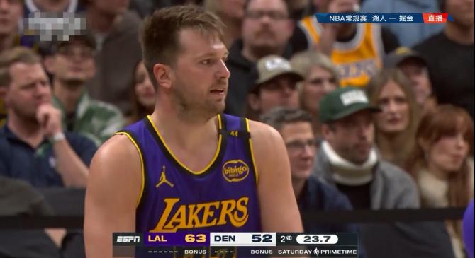 爱游戏体育-东契奇重返赛场，险胜首场状态出色，美国队观众沸腾！再创辉煌时刻(东契奇nba常规赛首秀)