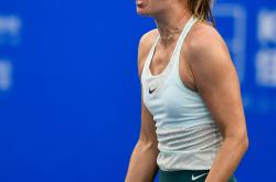 爱游戏体育- 莎拉波娃一家三口合照 